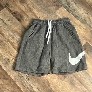 Nike Men’s Sportswear Club Short Basketball Graphic
